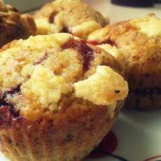 Przepis na Jogurtowe muffiny z kruszonką i sezonowymi owocami