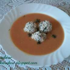 Przepis na Zupa pomidorowa z mięsno-ryżowymi pulpecikami