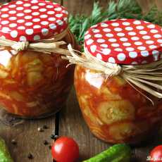 Przepis na Sałatka z ogórków w zalewie pomidorowej