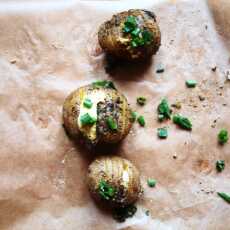 Przepis na Pieczone ziemniaki z piekarnika z masłem, serem i przyprawami