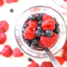 Przepis na Jogurtowe parfait z musem malinowym, granolą i owocami