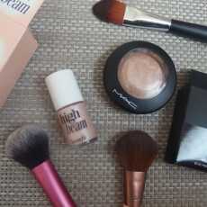 Przepis na Rozświetlacze Mac Soft & Gentle oraz Benefit High Beam - porównanie