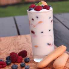 Przepis na Deser biszkoptowy z jogurtem i owocami