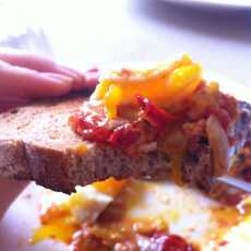 Przepis na Na śniadanie: Jajka w pomidorach. 