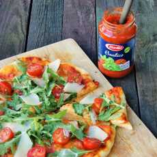 Przepis na Pizza z rukolą, pomidorkami cherry i parmezanem