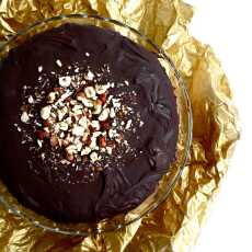 Przepis na Tort Euromillionera - na maślanym biszkopcie, z kremem kajmakowym, polewą czekoladową i orzechami