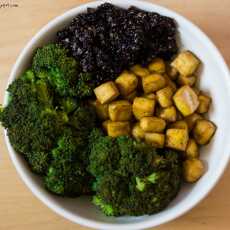 Przepis na Obiad w miseczce - smażone tofu, czarna quinoa i brokuły