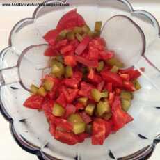 Przepis na Sałatka z pomidorów i ogórków kiszonych