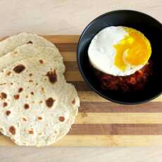 Przepis na Chlebki rozmarynowe z ajwarem i jajkiem sadzonym