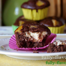 Przepis na Mleczno-jogurtowe muffiny czekoladowe twarogowo nadziane - ze śliwkami MLECZNE ŚNIADANIE NA ROZPOCZĘCIE ROKU SZKOLNEGO
