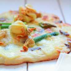 Przepis na Pizza z kwiatami cukinii, anchois i mozzarellą