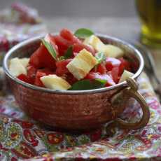Przepis na Pomidorowa salatka z serem hellim (halloumi)