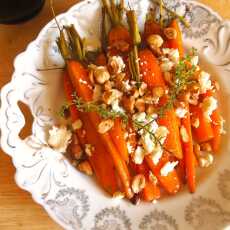 Przepis na Pieczona marchewka z serem kozim i orzechami laskowymi/Roasted carrots with goat cheese and hazelnuts