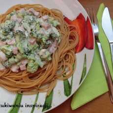 Przepis na Razowe spaghetti z sosem serowo-brokułowym i szynką