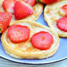Przepis na Pancakes z mąki żytniej z truskawkami