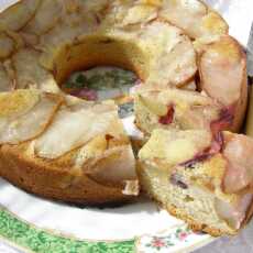 Przepis na łatwe, smaczne ciasto z mąki chlebowej: gruszki ze śliwką do góry nogami...
