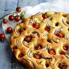 Przepis na Focaccia z pomidorkami koktajlowymi i cebulą