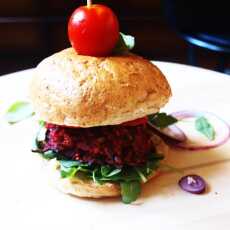 Przepis na Burger z buraków, kaszy jaglanej i prażonego słonecznika