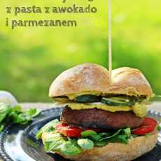 Przepis na Pieczarkowy burger z pasta z awokado i parmezanem