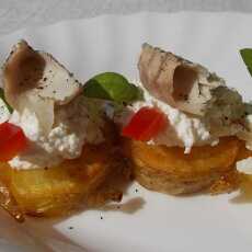 Przepis na Pieczone ziemniaki z serem długodojrzewającym i wędzoną rybą wg Okrasy