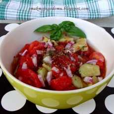 Przepis na Surówka pomidorowo - ogórkowa z bazylią i czosnkiem