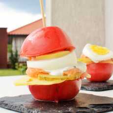 Przepis na Śniadaniowe burgery pomidorowe z wędzonym łososiem, jajkiem i jogurtowym sosem koperkowym