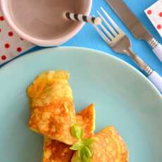 Przepis na Omlet z żółtym serem, ogórkiem, awokado i wędzonym łososiem czyli mleczne śniadanie na rozpoczęcie roku szkolnego