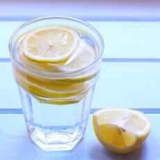 Przepis na 10 powodów, dla których warto zacząć dzień od szklanki wody z cytryną