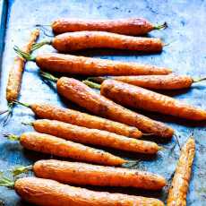 Przepis na Pieczone marchewki z kasztanatkowym pesto 