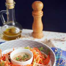 Przepis na Sałatka z marchewką i kalarepą polana sosem z tahini