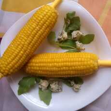 Przepis na Gotowana kukurydza z masełkiem koperkowym.