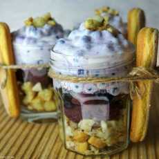 Przepis na Deser jogurtowy z jagodami leśnymi, malinami i ciasteczkami savoiardi z orzechami Makadamia