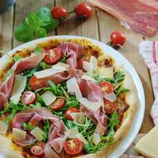 Przepis na Pizza z rukolą,pomidorkami i prosciutto