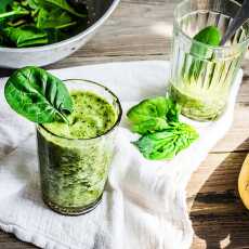 Przepis na Koktajl energetyczny i oczyszczający. Zielona bomba czyli przepis na smoothie ze szpinaku, banana i spirulina.