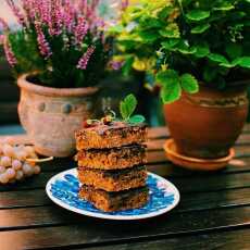 Przepis na Jesienne ciasto dyniowe z polewą czekoladowo-orzechową (wegańskie)