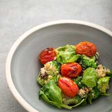 Przepis na Komosa ryżowa z brokułami, grillowanymi pomidorami i szpinakiem