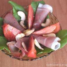 Przepis na Sałatka z szynką szwarcwaldzką, szczawiem, pomidorem i z orzechami z nerkowca