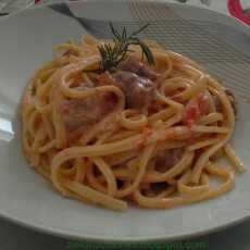 Przepis na Makaron z białą kiełbasą, pomidorkami i śmietaną - pasta con salsicia, pomodorini e panna di soia