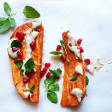 Przepis na Pieczone bataty z sosem tahini i świeżym oregano