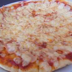 Przepis na Pizza na cieńkim cieście z serem i szynką