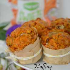 Przepis na Orkiszowe muffiny z marchewką, batatem i papryką z parmezanem i gorgonzolą. Pomysł na zdrowy lunch.