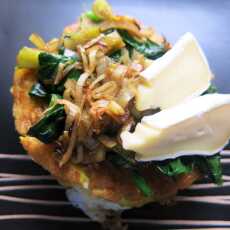 Przepis na Mini omlet ze szpinakiem, karmelizowanym porem i serem pleśniowym