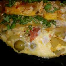 Przepis na Omlet z papryką pomidorem, oliwkami i parmeńskim serem
