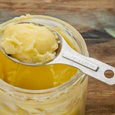 Przepis na Klarowane masło czyli Ghee. Czym różni się od zwykłego w kostce? Jak zrobić je w domu i jak to się dzieje że mogą je jeść osoby mające alergię lub nietolerancję na białka mleka krowiego?