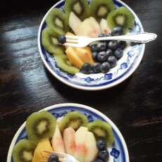 Przepis na Miseczka owoców kiwi,brzoskwinia,nektarynka,borówka / fruit bowl:kiwi,peach,nectarine,American berries