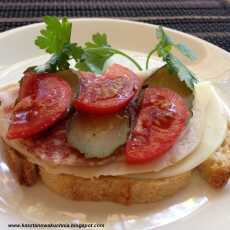 Przepis na Kanapka z serem, salami, indykiem, ogórkiem kiszonym i pomidorem