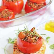 Przepis na Pomidory faszerowane kaszą gryczaną i kurkami, podawane na grillowanej chałce