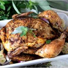 Przepis na Kurczak pieczony w całości, z cebulą, czosnkiem i ziołami