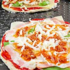 Przepis na Pizza z czerwonym pesto na cienkim cieście z mąką żytnią 