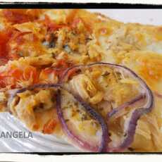 Przepis na Pizza śródziemnomorska z tuńczykiem, pomidorami i cebulą - Pizza Mediterranea with Tuna and Red Onions - Pizza Mediterranea con tonno e cipolle rosse 